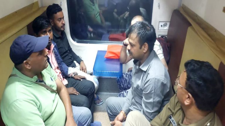 ज्वैलरी शाॅप डकैती मामलाः दो आरोपियों को रिमांड पर लेकर पुलिस दून के लिए रवाना
