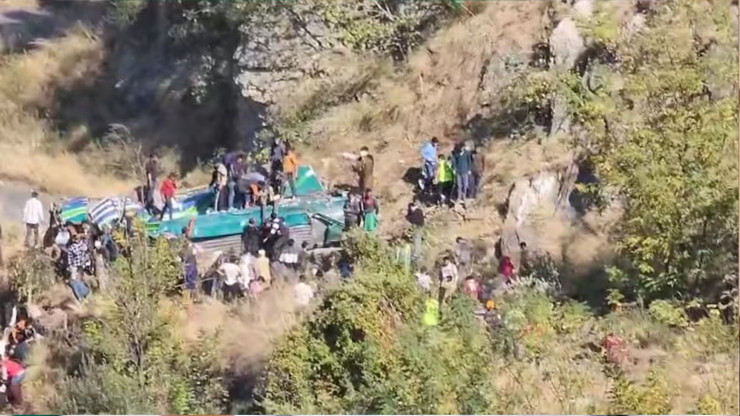 जम्मू-कश्मीर में बड़ा हादसा, 300 फुट गहरी खाई में गिरी बस, 36 लोगों की मौत