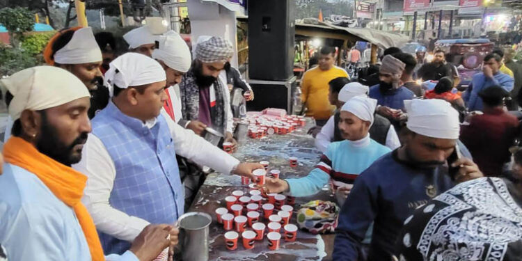 शहादत दिवस पर दूध का प्रसाद वितरित किया