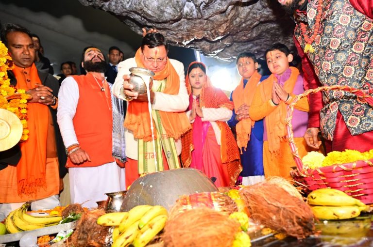 सीएम धामी ने की टपकेश्वर मंदिर में सपरिवार पूजा-अर्चना