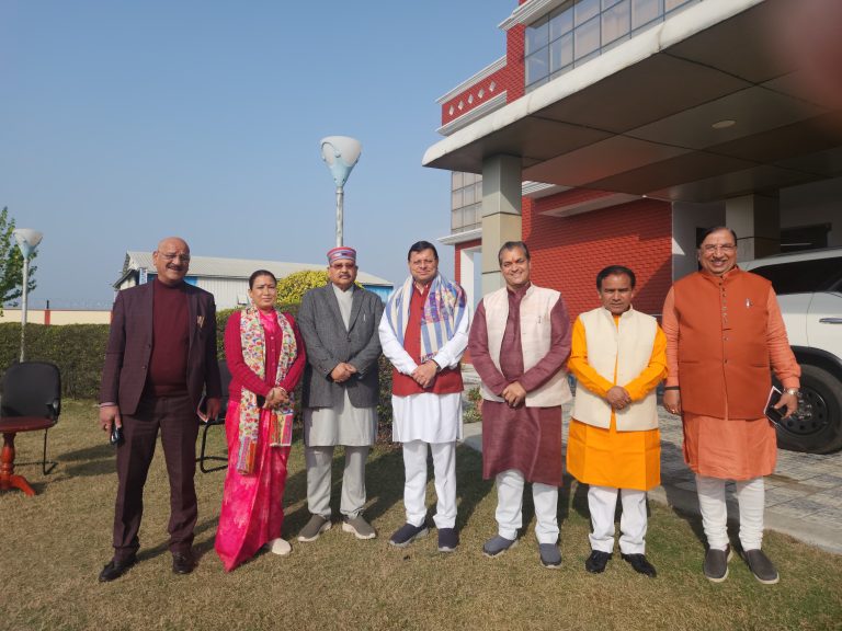 मुख्यमंत्री धामी अपने कैबिनेट सहयोगियों के साथ श्री अयोध्या धाम रवाना हुए