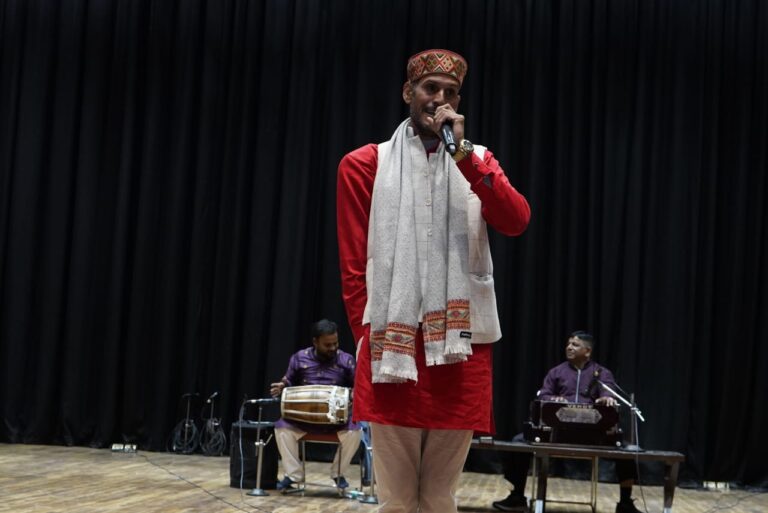 पारंपरिक परिधानों में आडिशन हेतु हिमालयन सांस्कृतिक केंद्र पहुंचे लोक कलाकार