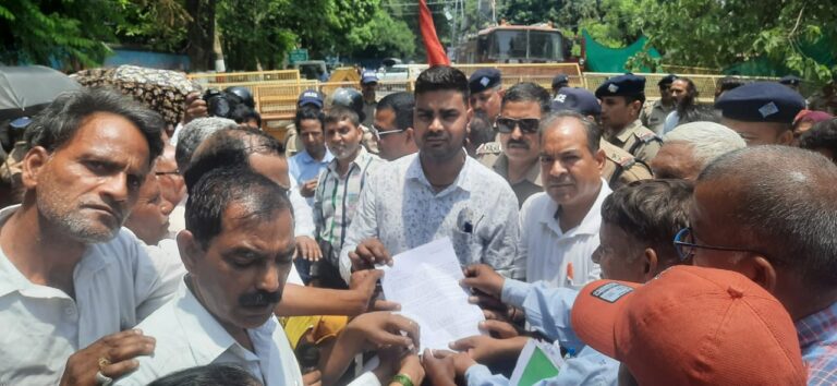 लोगों को बेघर मत करो, जन आक्रोश रैली में बड़ी संख्या में लोग जुटे राज्य सचिवालय पर विशाल प्रदर्शन मुख्यमंत्री को सौंपा ज्ञापन
