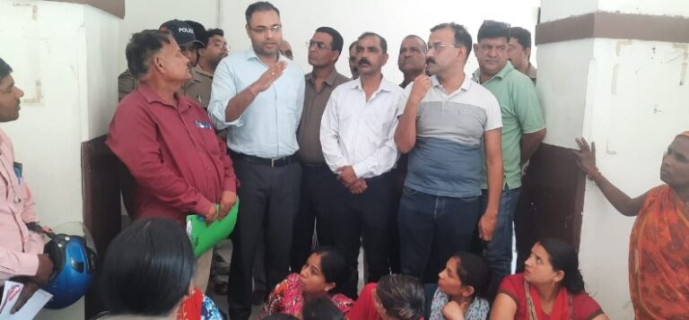 ध्वस्तीकरण की कार्यवाही अवैध, सबूत पेश करने लिए समय देने की मांग को लेकर नगरनिगम पर प्रदर्शन 