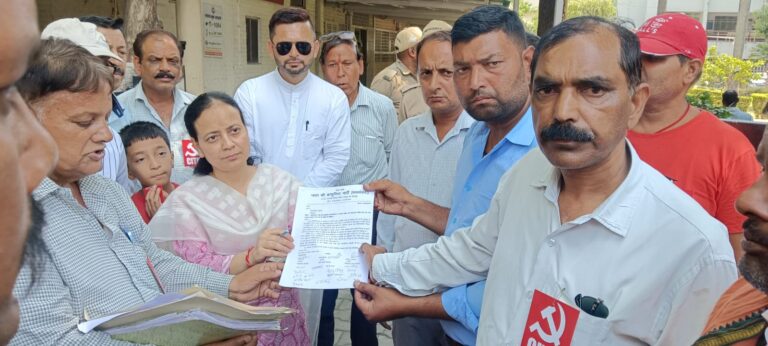 रेहड़ी पटरी वालों के उत्पीड़न के खिलाफ प्रदर्शन के बाद जिलाधिकारी से भेंटकर उत्पीड़न रोकने तथा वैन्डरजोन घोषित करने की मांग की