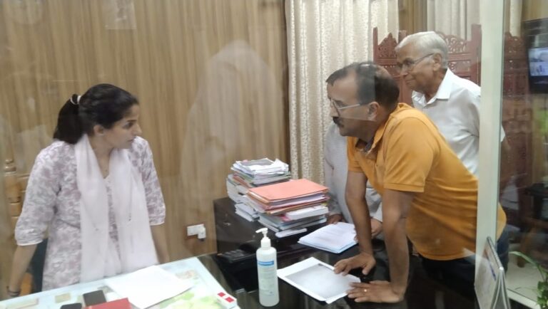 बस्तीवासियों की बेदखली की समस्या तथा पुर्नवास की मांग को लेकर प्रतिनिधि मण्डल जिलाधिकारी से मिला 