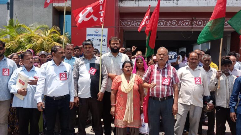 बस्तीवासियों के उत्पीड़न के खिलाफ, सभी प्रभावितों को सुनने तथा पुनर्वास की व्यवस्था करने की मांग को लेकर एमडीडीए पर प्रदर्शन
