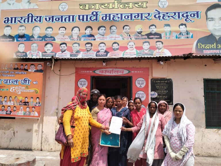प्रभावित बस्तियों की महिलाओं ने भाजपा कार्यालय पहुंचकर देहरादून विधायकों को पत्र देकर बस्तियों को बचाने की गुहार लगाई 
