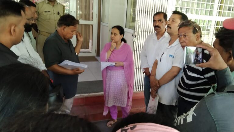 एलिवेटेड रोड़ के विरोध में जिलाधिकारी के माध्यम से मुख्यमंत्री को ज्ञापन 