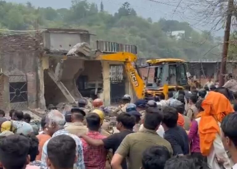 गरीबों के उत्पीड़न की निन्दा 