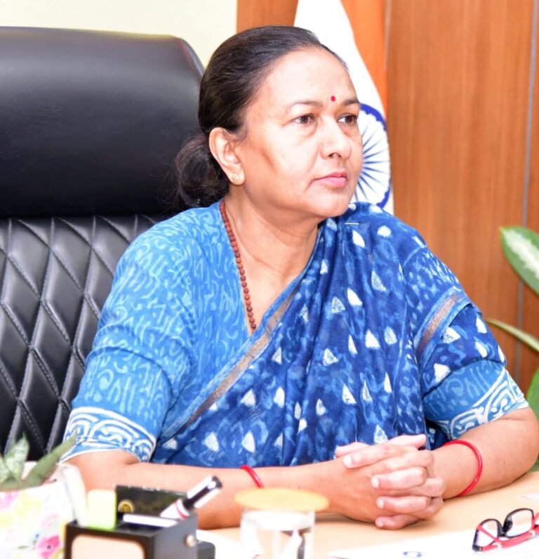 मुख्य सचिव  राधा रतूड़ी ने गर्भवती महिलाओं तथा नवजात बच्चों के लिए आंगनबाड़ियों में वेक्सीनेशन की अनिवार्यतः व्यवस्था करने के निर्देश दिए