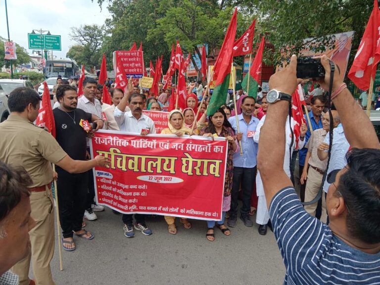मालिकाना हक देने व ध्वस्तीकरण पर रोक को लेकर सचिवालय पर प्रदर्शन
