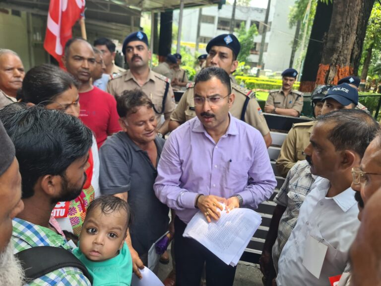 आपदा के सवाल पर सीपीएम ने जिलाधिकारी को ज्ञापन दिया 