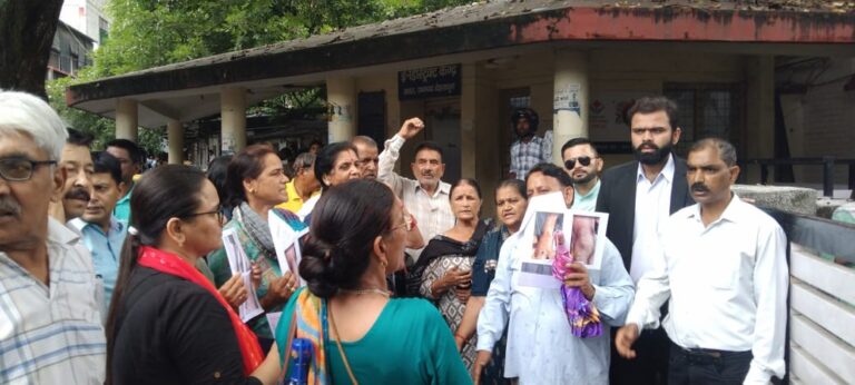 मृतक के परिवारजनों को समुचित की मांग को लेकर जिलामुख्यालय पर प्रदर्शन तथा मुख्यमंत्री को ज्ञापन