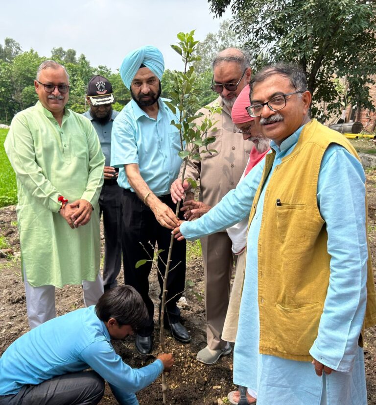 भारतीय रैड क्रास एवं हिमालय वैलनेस कंपनी की ओर से रक्तदान शिविर एवं हरेला पर्व पर वृक्षारोपण किया गया