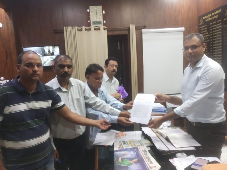 बस्तियों के सवाल पर नगर आयुक्त को प्रतिनिधिमंडल ने सौंपा ज्ञापन  