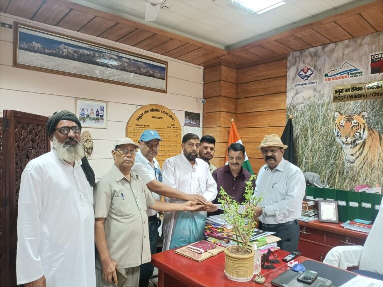 कुमाऊं क्षेत्र के वन अधिकारियों द्वारा वन गूजरों के उत्पीड़न के मामले को लेकर पीसीसीएफ चीफ को दिया ज्ञापन