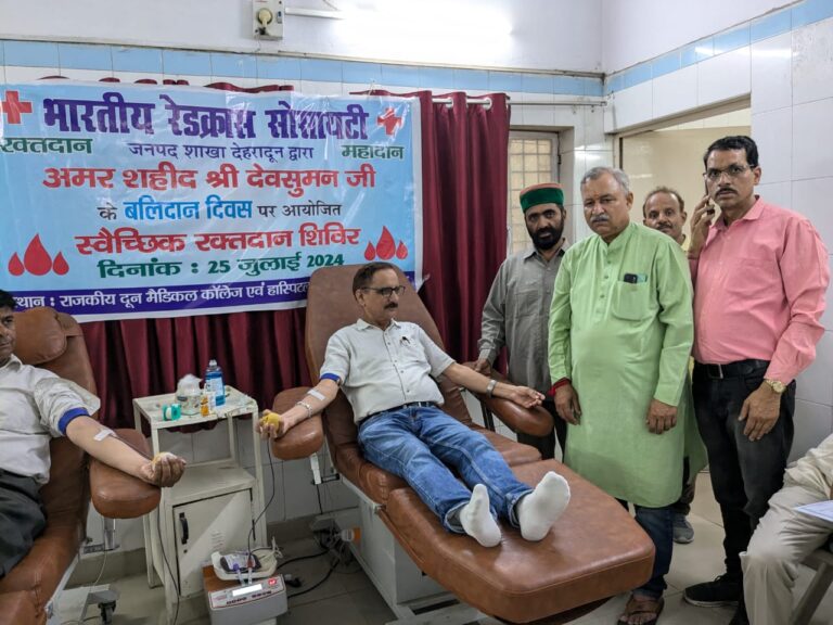 अमर शहीद श्रीदेव सुमन के बलिदान दिवस पर समिति के सदस्यों ने किया रक्तदान 