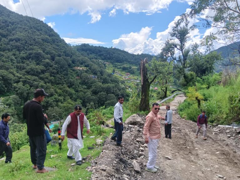 कांग्रेस प्रदेश प्रवक्ता सूरज नेगी ने वरिष्ठ कांग्रेसजनों के साथ किया तुंगनाथ घाटी के आपदा ग्रस्त क्षेत्रों का दौरा