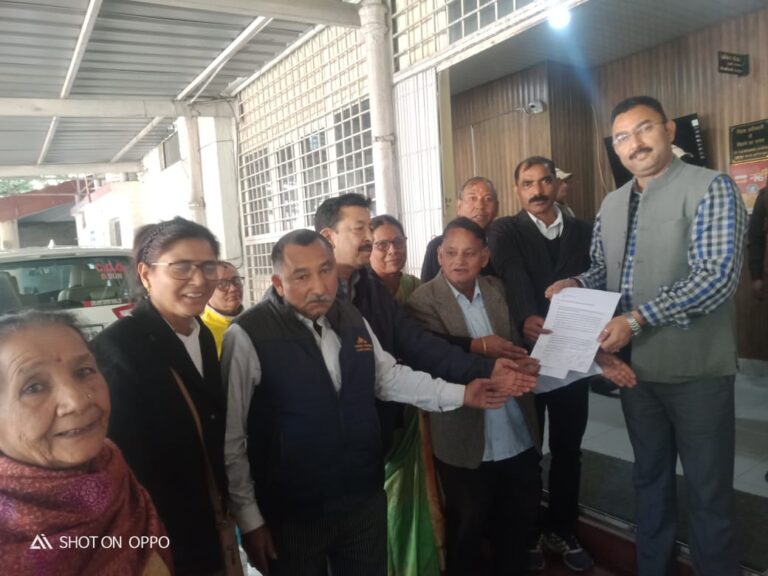 जनपद में बढ़ती नशाखोरी पर अंकुश लगाने की मांग को लेकर विभिन्न राजनैतिक दलों एवं सामाजिक संगठनों ने जिलाधिकारी को दिया ज्ञापन