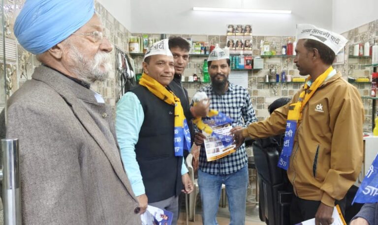 आम आदमी पार्टी देहरादून महानगर ने बांटे गारंटी पत्र..