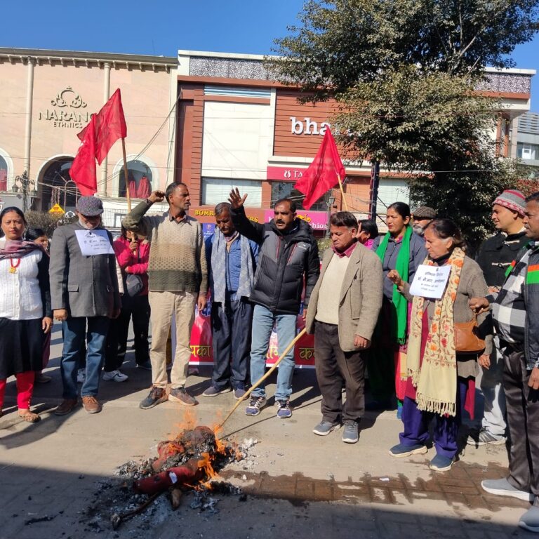 संविधान निर्माता भीमराव अम्बेडकर पर अशोभनीय टिप्पणी करने पर मार्क्सवादी कम्युनिस्ट पार्टी ने गृहमंत्री का पुतला किया दहन 
