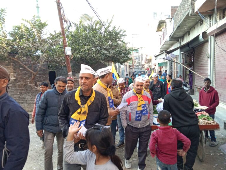 आम आदमी पार्टी महानगर टीम ने विद्या विहार वार्ड 73 सिंगल मंडी में डोर टू डोर अभियान की शुरुआत की