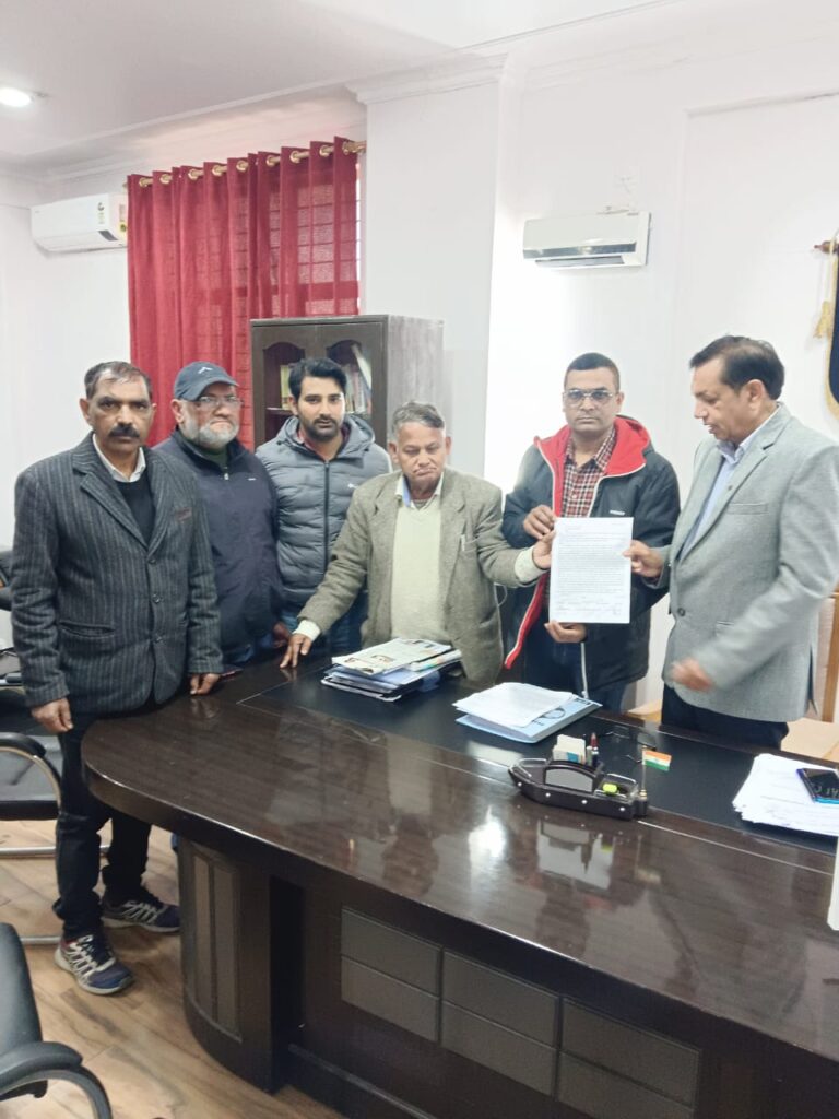 संयुक्त विपक्ष ने राज्य चुनाव आयुक्त से भेंटकर मतदान एवं मतदाता सूचियों में हुई धांधली की शिकायत की 