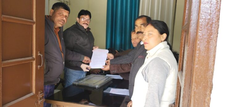 बस्तियों के मालिकाना हक ,एलिवेटेड रोड़ तथा बढ़ती नशाखोरी के खिलाफ जिलाधिकारी को सौंपा ज्ञापन