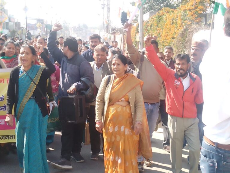 निकाय चुनाव प्रचार रैली  के दौरान गढ़वाली समाज को मां बहनों की गाली देने वाले के खिलाफ हाईकोर्ट को सौंपा ज्ञापन 