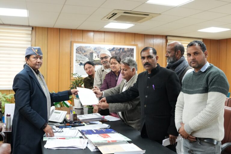 विभिन्न समस्याओं को लेकर एक संयुक्त प्रतिनिधि मण्डल ने मुख्यसचिव से भेंटकर उन्हें दिया ज्ञापन 
