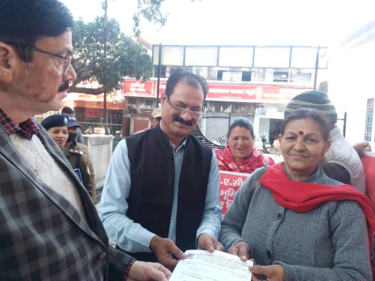 पीएसीएल निवेशकों ने जिला मुख्यालय पर प्रदर्शन कर अध्यक्ष सेवी को जिलाधिकारी के माध्यम से ज्ञापन प्रेषित किया