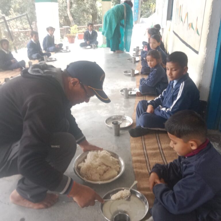 शादी समारोह मे स्कूली बच्चों को विशेष भोज