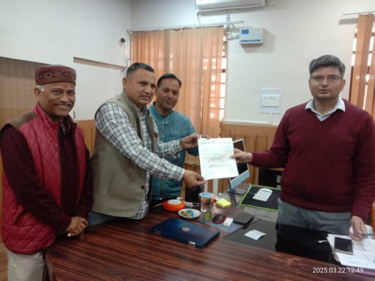 गोपेश्वर पोखरी मोटर मार्ग सुधारने को काँग्रेसी नेताओं ने डी एम को दिया ज्ञापन