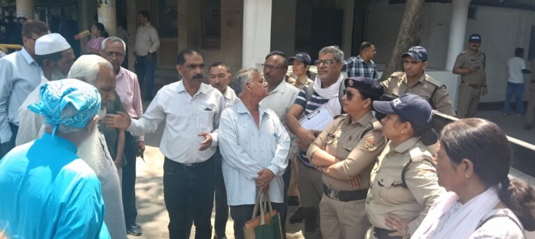 मजार तोड़ने वाले अधिकारियों पर हो कार्रवाई