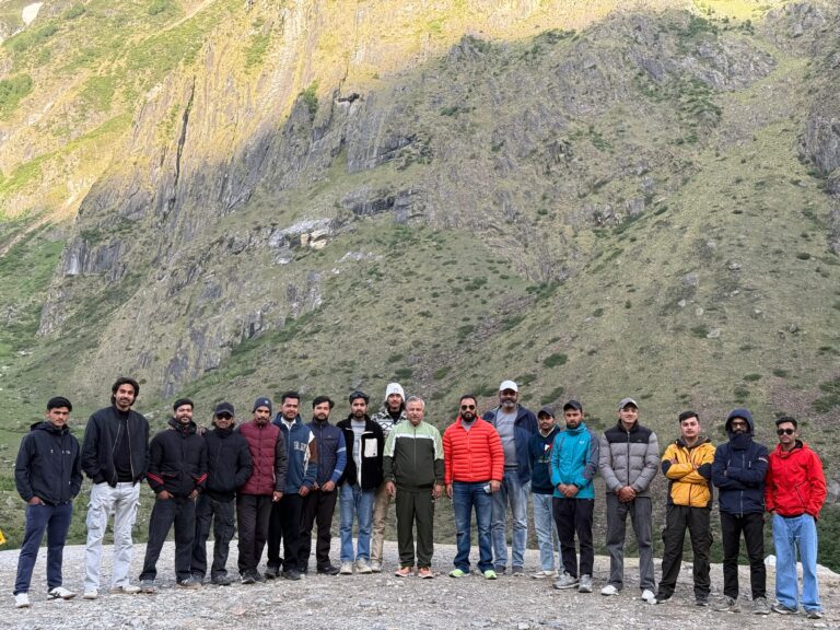 विश्व रक्तदाता दिवस पर बद्रीनाथ धाम में चला जागरूकता अभियान, यात्रियों को दिलाई गई रक्तदान की शपथ