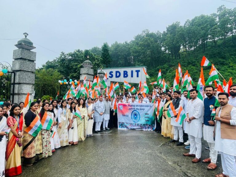 श्री देवभूमि इंस्टिट्यूट में तिरंगा रैली से गूंजा देशभक्ति का संदेश