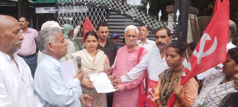 आपदा पीड़ितों की समस्या पर सीपीआईएम का जिला मुख्यालय पर विशाल प्रदर्शन