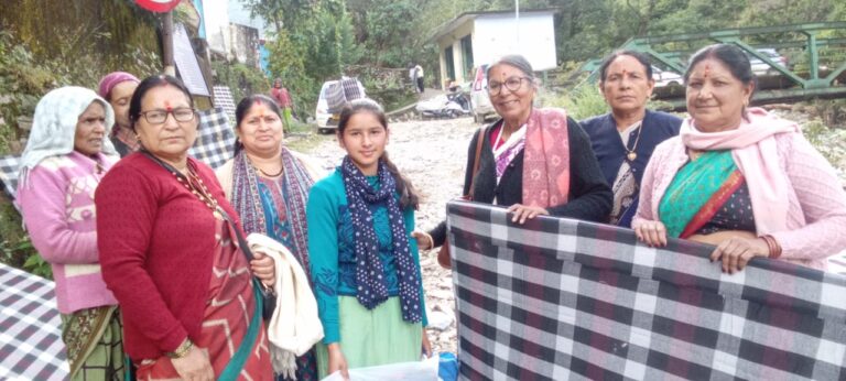 नंदा-सुनंदा महिला संगठन ने नंदानगर आपदा पीड़ितों तक पहुँचाई राहत सामग्री