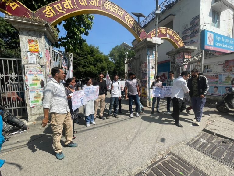 दलितों पर बढ़ रहे अत्याचार और मुख्य न्यायाधीश जस्टिस गवई पर जूता फेंकने और उनका अपमान करने के खिलाफ प्रदर्शन