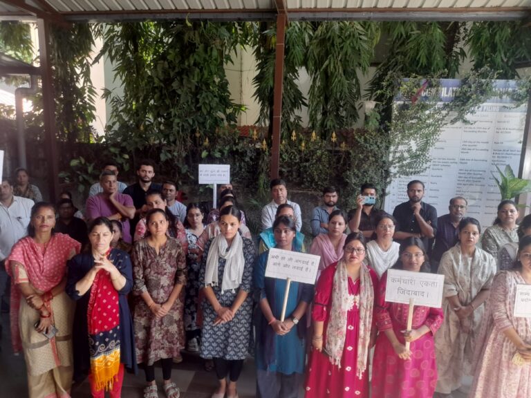 उत्तराखंड राज्य कर कर्मचारियों ने किया सांकेतिक विरोध प्रदर्शन, लंबित मांगों पर जताया रोष