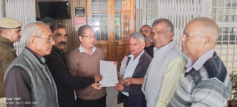 उपनल कर्मचारियों व अधिवक्ताओं की मांगों को लेकर माकपा ने डीएम के माध्यम सीएम को सौंपा ज्ञापन