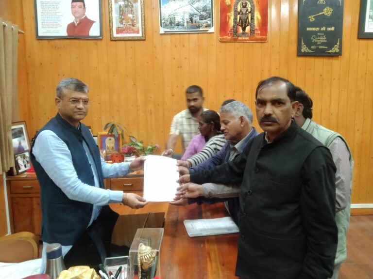 काठ बंगला बस्तीवासियों की समस्या पर प्रभावितों ने मेयर से भेंट की तथा ज्ञापन दिया 