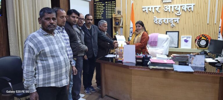 रेहड़ी -पटरी ,ठेली ,फुटपाथ व्यवसायियों की बेदखली रोकने तथा सुप्रीम कोर्ट द्वारा घोषित वेन्डरजोन नीति लागू करने की मांग को लेकर नगर आयुक्त को ज्ञापन 
