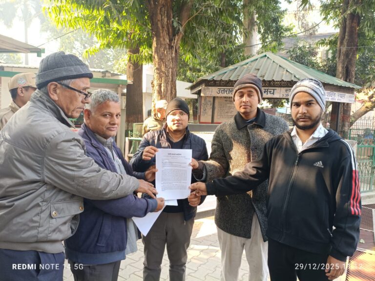 एलिवेटेड रोड परियोजना को लेकर प्रभावित लोगों ने किया प्रदर्शन, डीएम को सौंपा ज्ञापन