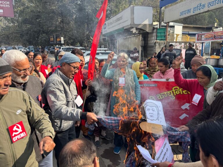 अमेरिका की वेनेजुएला की सम्प्रभुसत्ता पर अतिक्रमण एवं राष्ट्रपति निकोलस मदरेई गिरफ्तारी के खिलाफ cpim ने विरोध प्रदर्शन कर राष्ट्रपति ट्रम्प का पुतला दहन किया