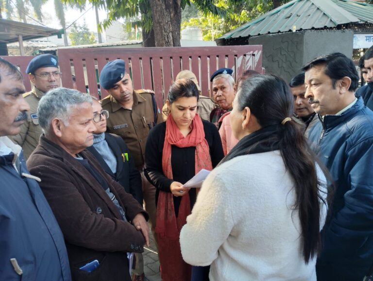 बिगड़ती कानून व्यवस्था के खिलाफ जिलामुख्यालय पर प्रदर्शन, मुख्यमंत्री को ज्ञापन 