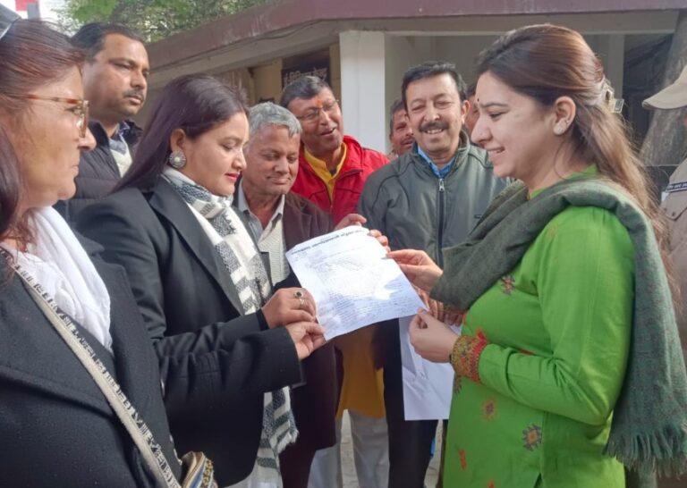 अंकिता भंडारी प्रकरण और त्रिपुरा के छात्र की हत्या के विरोध में देहरादून में प्रदर्शन, राज्यपाल को सौंपा ज्ञापन