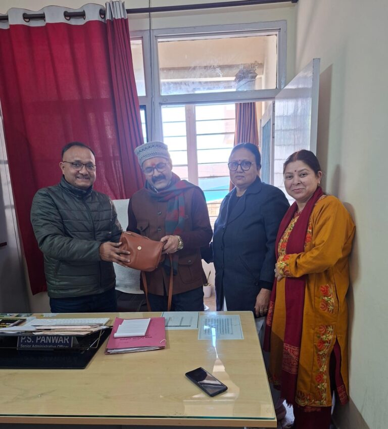 जिला अस्पताल प्रशासन ने पेश की ईमानदारी की मिसाल, महिला का कैश व जेवरात से भरा पर्स लौटाया