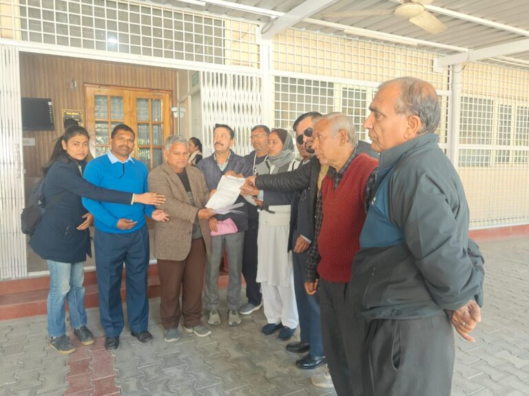 बिगड़ती कानून व्यवस्था को लेकर डीएम को सौंपा ज्ञापन, पुलिस अधिकारियों पर कार्रवाई की मांग